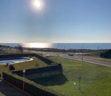 Sao Felix Da Marinha Apartment | Private front beach apartment with pool