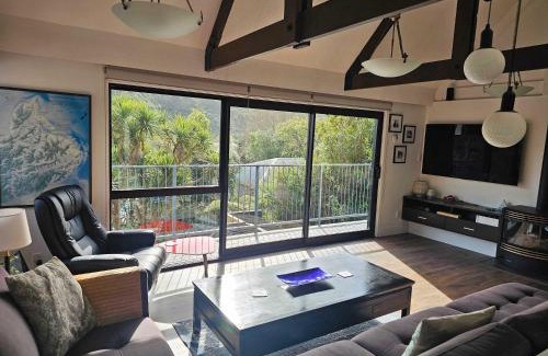 Picton House | Private Getaway for 2 Surrounded by Native Bush