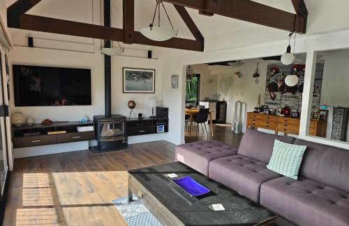 Picton House | Private Getaway for 2 Surrounded by Native Bush