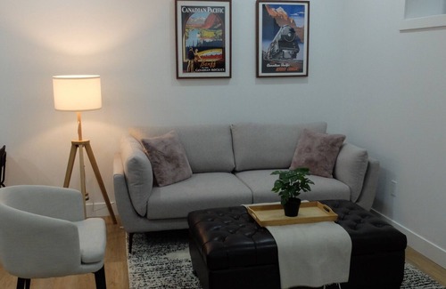 Renfrew House | Private Guest Suite, Mins to Downtown Calgary