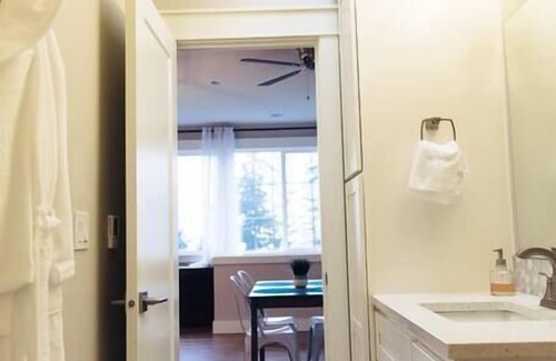Edgewood House | Private guesthouse with Mt Rainier & Valley Views