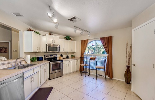 Chandler House | Private Heated Pool & Spa - Putting Green - Huge Back Yard - Great Location