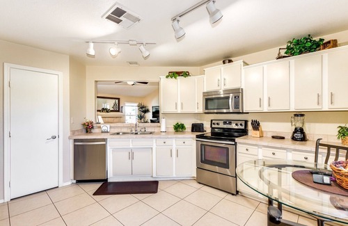 Chandler House | Private Heated Pool & Spa - Putting Green - Huge Back Yard - Great Location