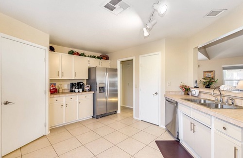 Chandler House | Private Heated Pool & Spa - Putting Green - Huge Back Yard - Great Location