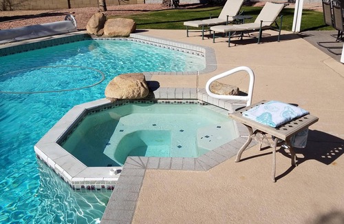 Chandler House | Private Heated Pool & Spa - Putting Green - Huge Back Yard - Great Location