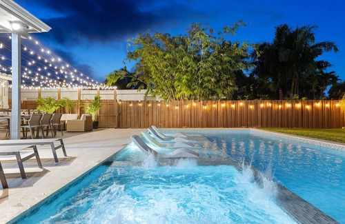 Royal Poinciana House | Private heated pool paradise with spa 5 Min from beach!
