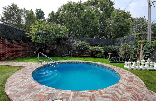 Southwark Apartment | PRIVATE HEATED POOL with CITY views and GYM!