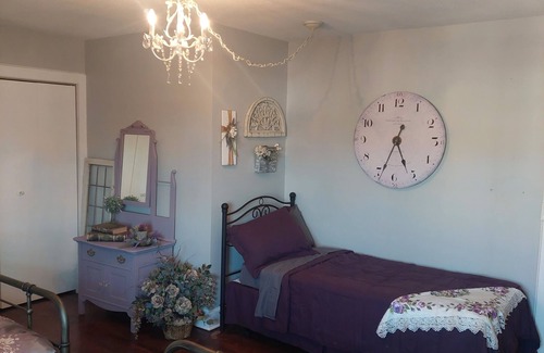 Holly Apartment | Private Historic Downtown Holly Apartment
