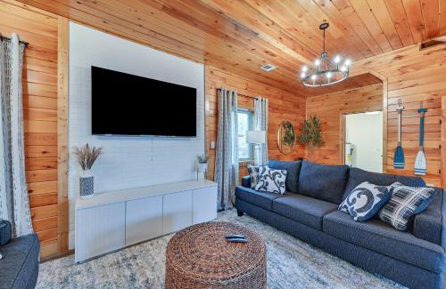 Bee Spring House | Private Hot Tub, Arcade Game Bee Spring Cabin