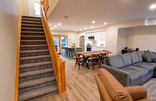 East Kootenay House | Private Hot tub & BBQ | Open-Plan | Ski-Out