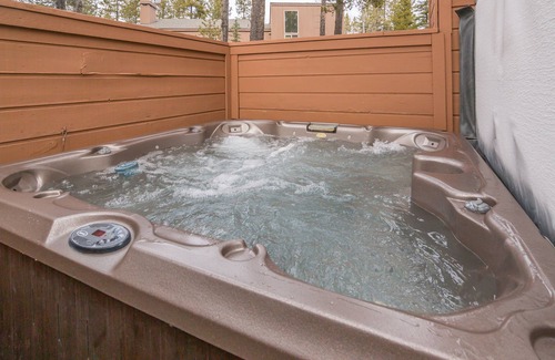 Deer Park House | Private Hot Tub, Bikes, 10 SHARC Passes, AC