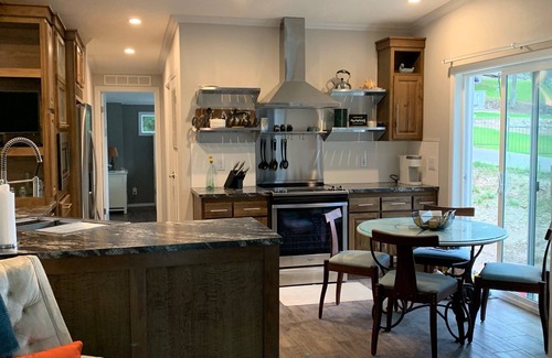 Omaha House | PRIVATE Hot Tub! Fire pit, Full Kitchen, Outdoor Space, Cricket Marina & Branson