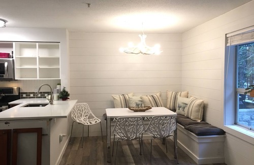 Village North House | * Private Hot Tub * Pool * Updated * Walk to Everything