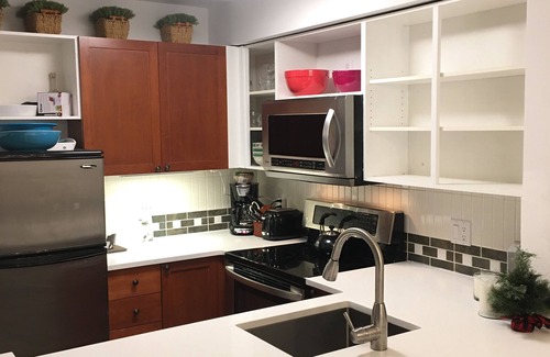 Village North House | * Private Hot Tub * Pool * Updated * Walk to Everything
