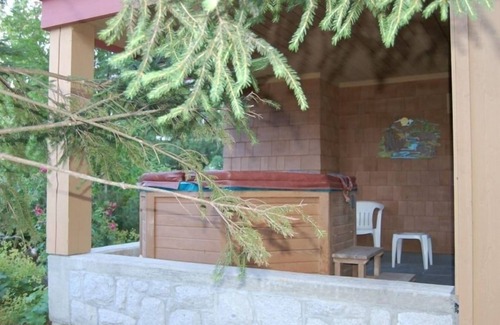 Village North House | * Private Hot Tub * Pool * Updated * Walk to Everything