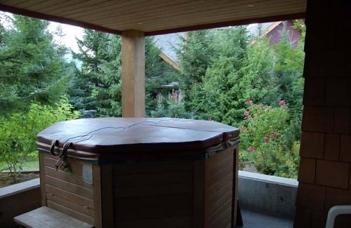 Village North House | * Private Hot Tub * Pool * Updated * Walk to Everything