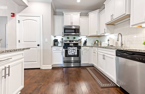 Epworth Acres House | Private HOT TUB, foosball pool, 3 min to beach/dr, boat drop park, pet 👍