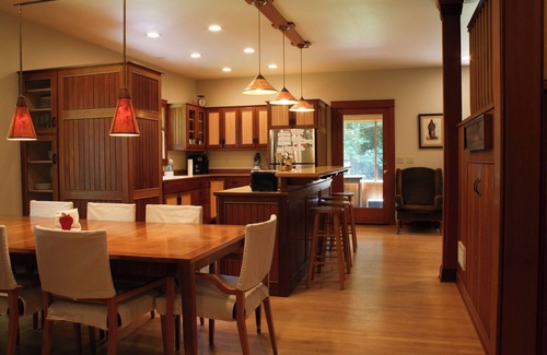 Poulsbo House | Private house in a sunny forest: The Fox Glove House