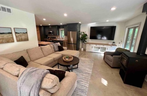 Orange Prairie House | Private House with Full Court Gym