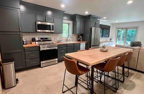 Orange Prairie House | Private House with Full Court Gym