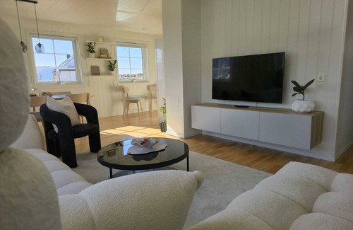 Nordkapp House | Private house with jacuzzi in the fishing village near by North Cape