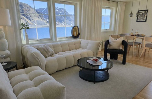 Nordkapp House | Private house with jacuzzi in the fishing village near by North Cape