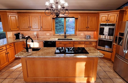 Earlville House | Private INDOOR HEATED POOL + Hot Tub + Game Room - Family Friendly