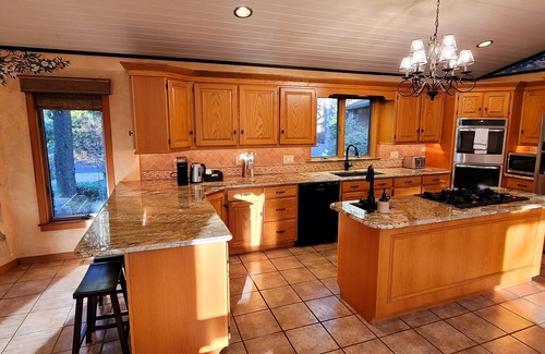 Earlville House | Private INDOOR HEATED POOL + Hot Tub + Game Room - Family Friendly