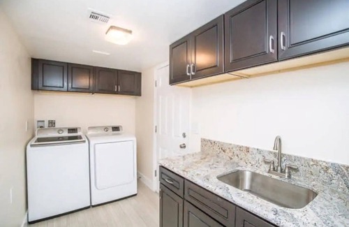 Chinatown House | Private King Bed, TV and Private Bathroom #203