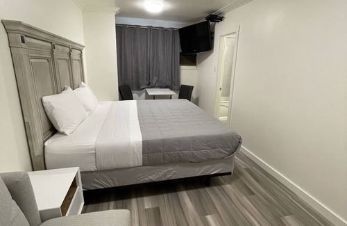 East Kootenay House | Private King Room in Relaxing Radium