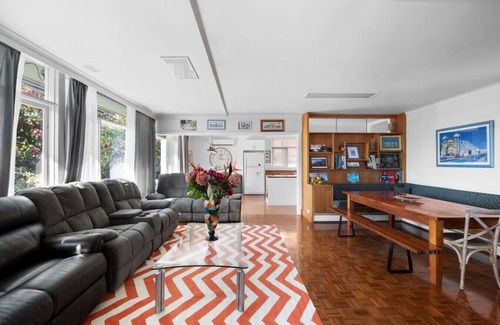 Highett Apartment | Private king guest room w/free parking