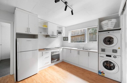 Highett Apartment | Private king guest room w/free parking