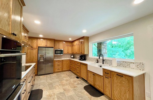 Mid America House | Private Lakeside Retreat w/private pool & boat dock. 15 to downtown Hot Springs.