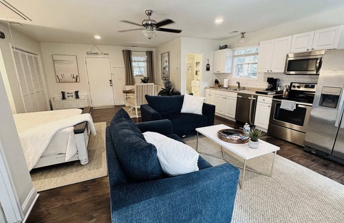 Charleston House | Private luxury studio- 10 mins downtown and Folly