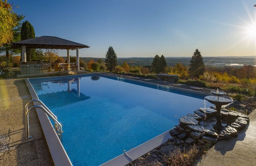 Lyndeborough Villa | Private & Luxurious