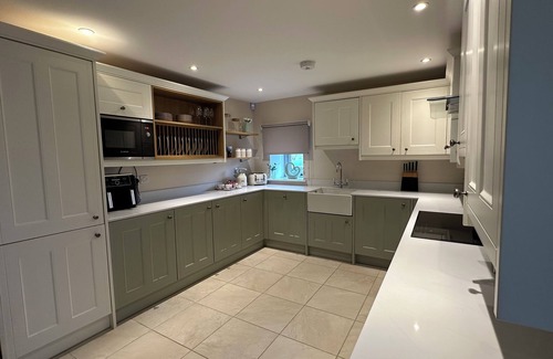 Skipton House | PRIVATE LUXURY Barn Stay with Hot Tub and OUTDOOR ENTERTAINMENT, YORKSHIRE DALES