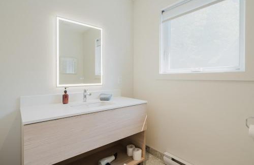 Mont-Tremblant Apartment | Private Luxury Room- C - King bed, Centrally Located , Free Shuttle to ski Hill and Resort, Coffee