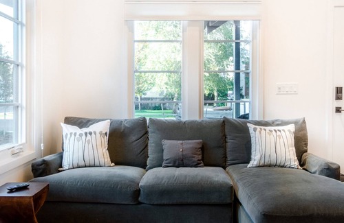 Glenwood Grove - North Iris House | Private & Modern in Central Boulder near Downtown, CU & Google