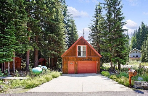 Snoqualmie Pass House | Private Mountain Cabin - Pet friendly and fast internet