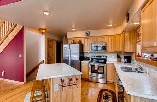 Valley of the Sun Cabin | Private, Mountain Views, Large Deck, Hot Tub - Alpenhaus