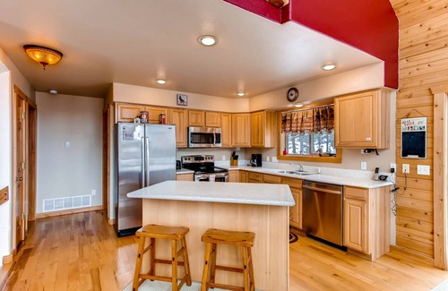 Valley of the Sun Cabin | Private, Mountain Views, Large Deck, Hot Tub - Alpenhaus