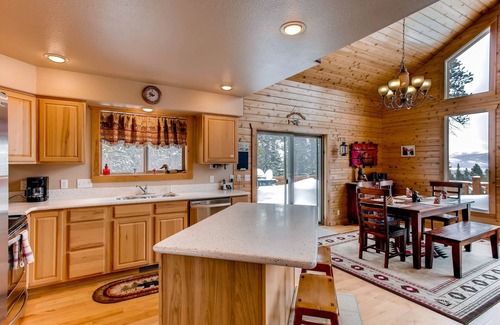 Valley of the Sun Cabin | Private, Mountain Views, Large Deck, Hot Tub - Alpenhaus