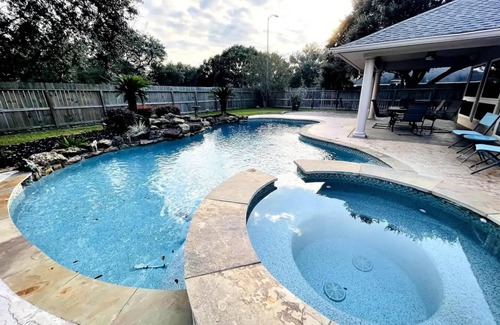 Barker House | Private Outdoor Spa/Pool 5 Bedrooms Resident Home