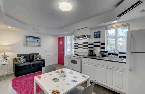 Royal Poinciana Apartment | Private Parking + FREE Bikes! Cozy 1b/1b Apt