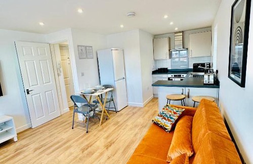 Guildford Apartment | Private Parking Stylish Great Location