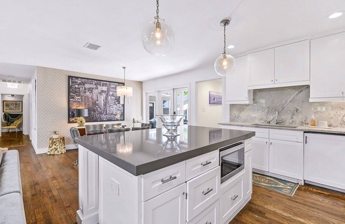 Tarrytown House | Private Pool, 2 Mi to DT - Home + Guesthouse!
