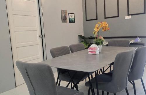 Rantau Panjang House | Private pool Cassa Dinies, Wifi , Bbq,10 pax