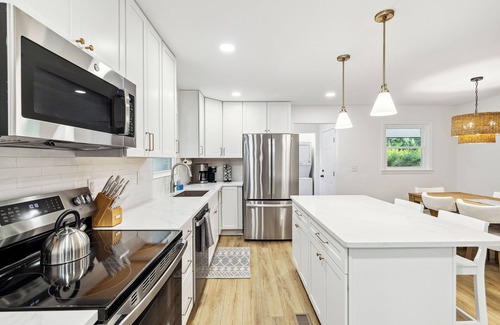 Lincolnville House | Private Pool~King Beds~Fire Pit~Sunroom~Near Charleston