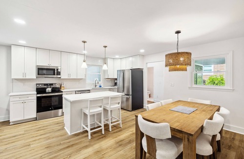 Lincolnville House | Private Pool~King Beds~Fire Pit~Sunroom~Near Charleston