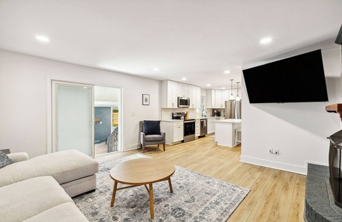 Lincolnville House | Private Pool~King Beds~Fire Pit~Sunroom~Near Charleston